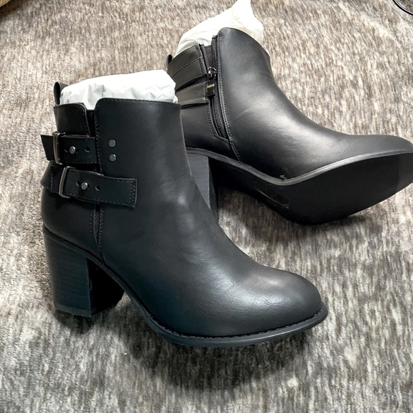 Short heeled booties - Picture 1 of 11